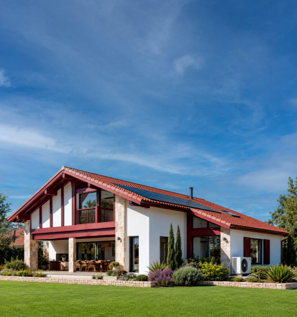 Maison basque équipée de panneaux solaires et d’une pompe à chaleur