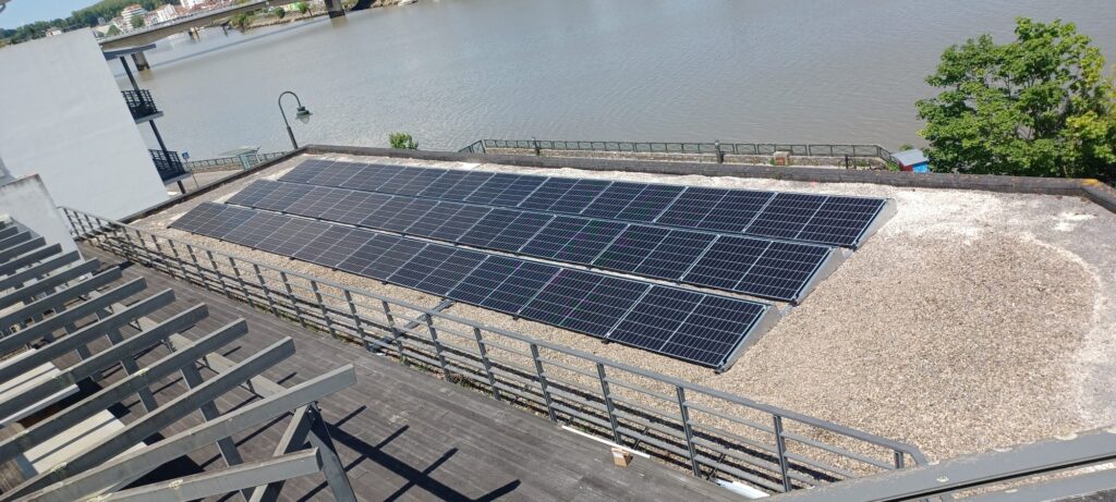 Panneaux photovoltaïques installés sur une toiture terrasse