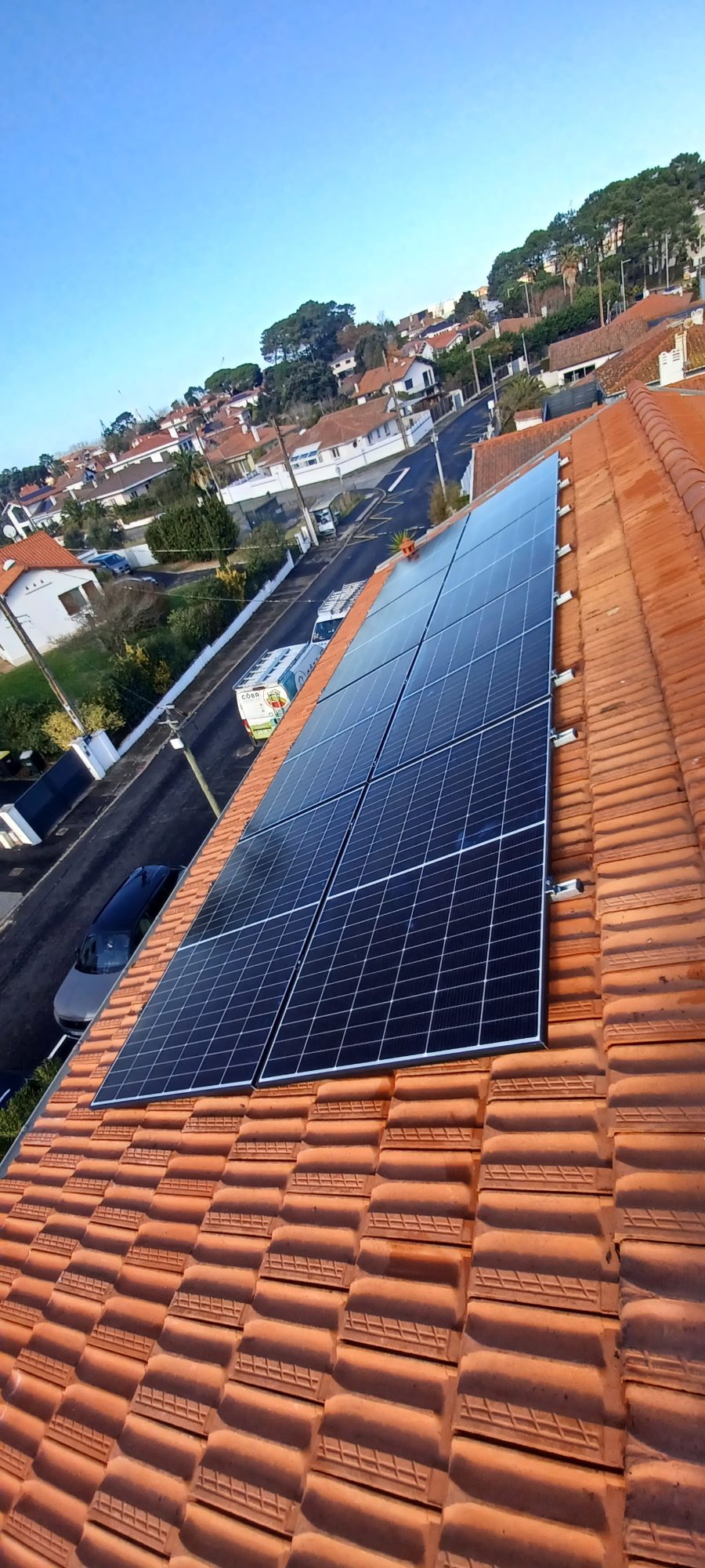 Panneaux solaires posés sur une toiture en tuiles