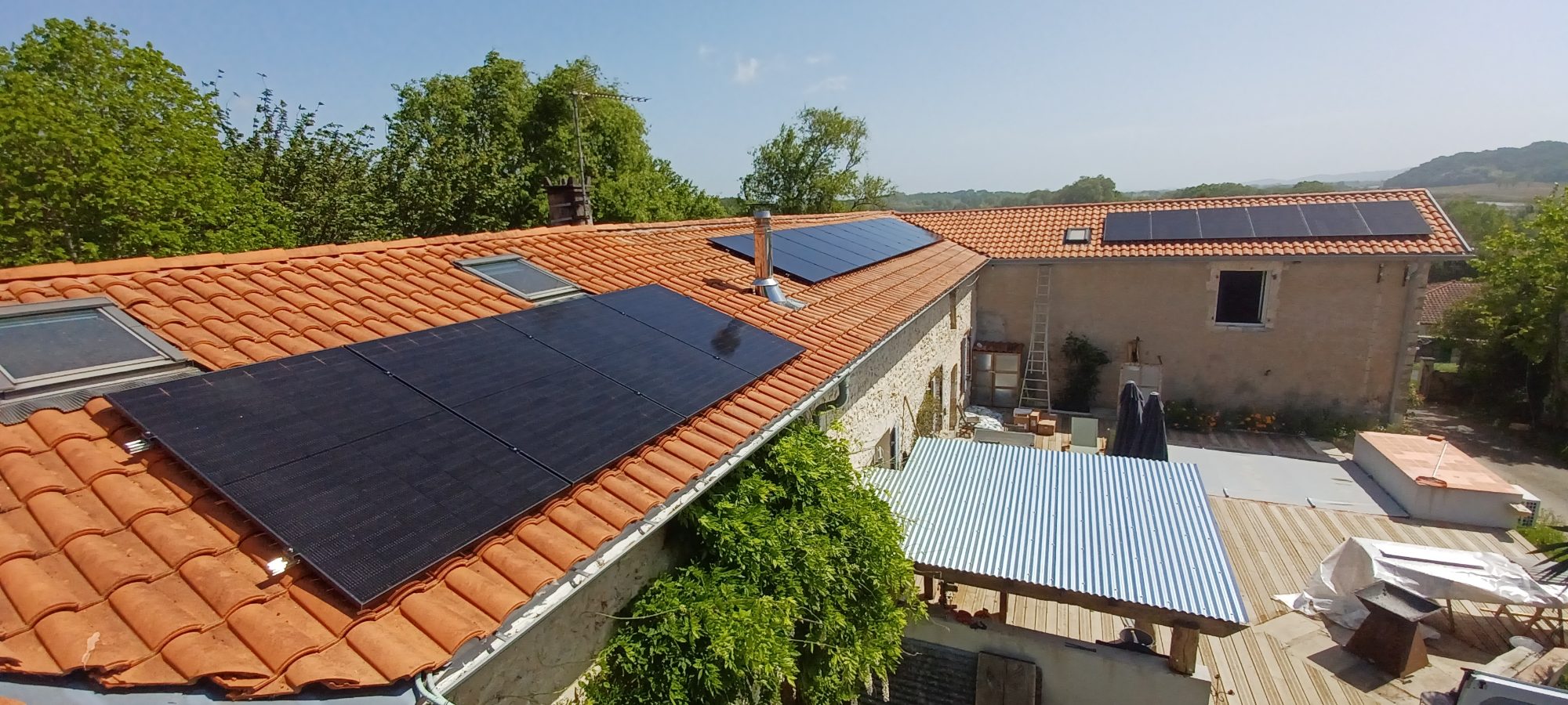 Panneaux solaires noirs sur une toiture en tuiles d’une maison