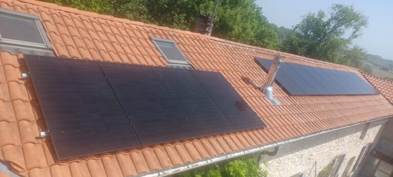 Installation photovoltaïque intégrée à une toiture en tuiles