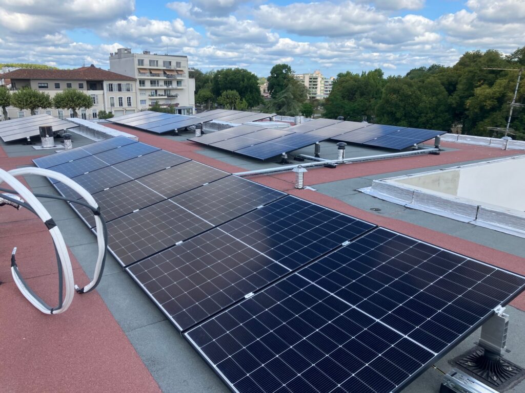 Centrale photovoltaïque sur le toit-terrasse d’un bâtiment