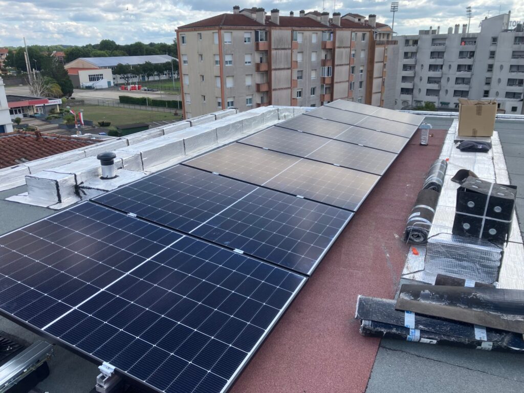 Panneaux solaires installés sur la toiture d’un immeuble